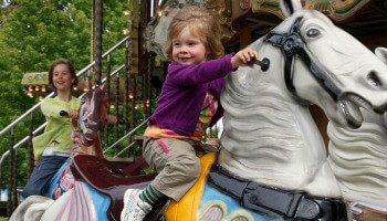 meisje op carrousel