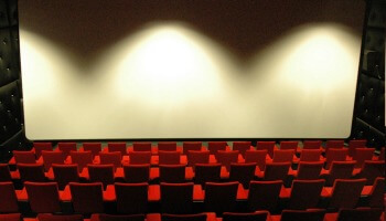 Zaal met groot scherm