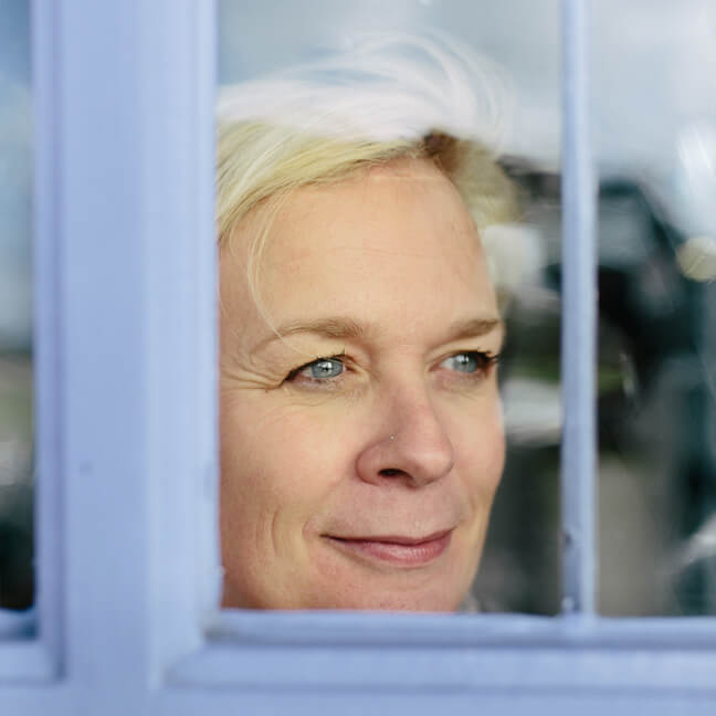 directeur Ann Daelemans kijkt door raam