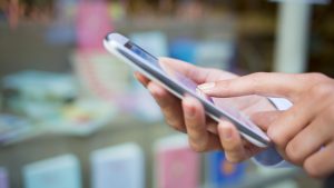 vrouw gebruikt haar smartphone