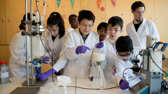 een les chemie in het 'Toekomstatelier