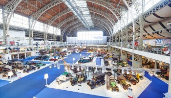 expo van auto's in grote zaal
