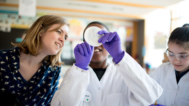 een les chemie in het 'Toekomstatelier''