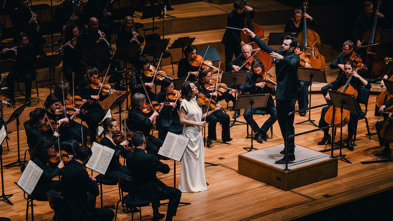 Dirigent met orkest bij het Symfonieorkest Vlaanderen