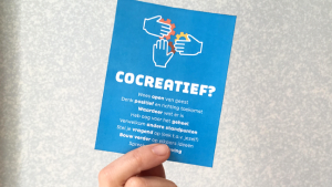 cocreatie: hand met cocreatiekaartje