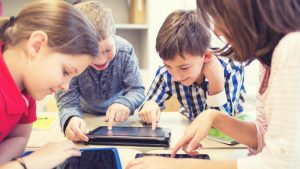 Kinderen werken op ipad, dicht de school de dicht digitale kloof