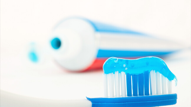 tube tandpasta en tandenborstel