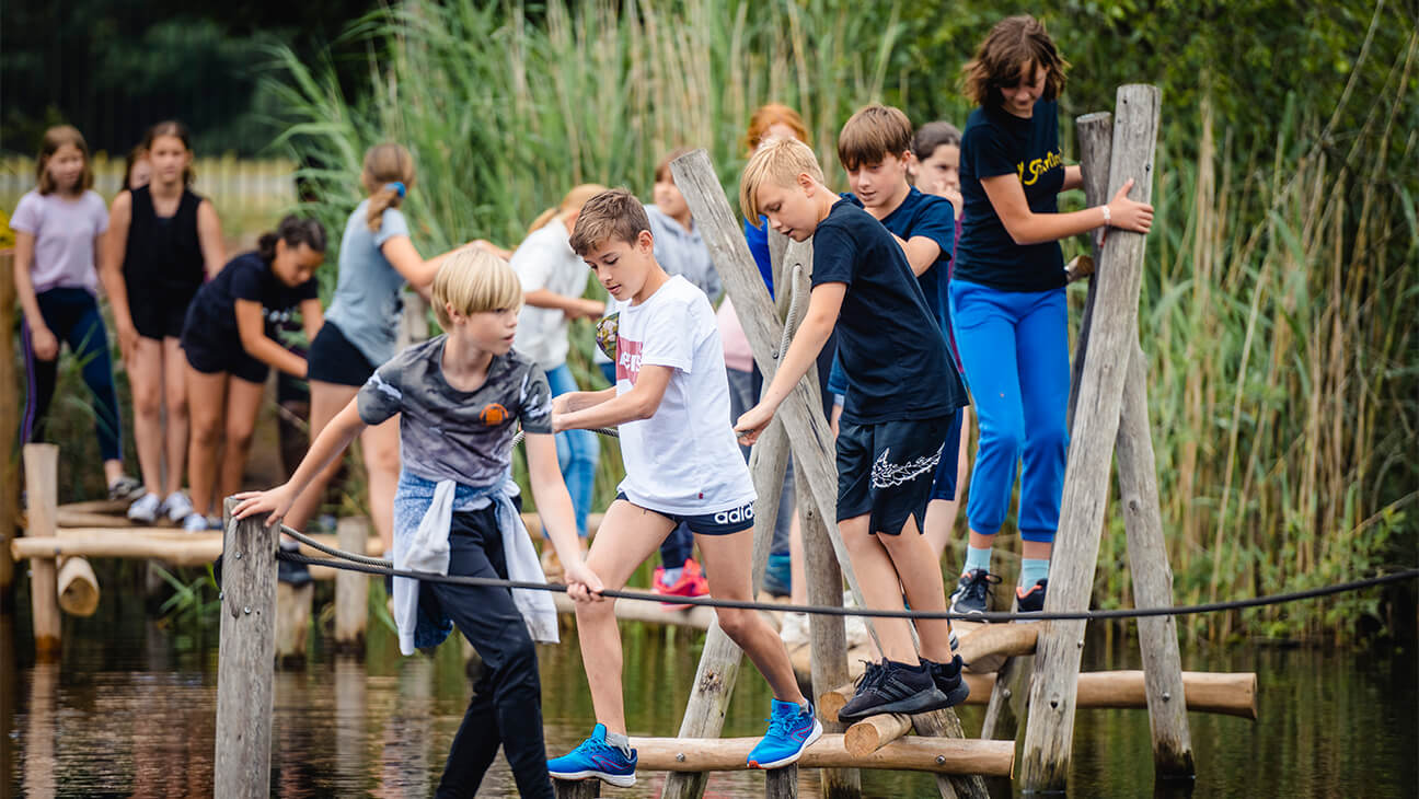 Kinderen op een obstakelparcours in het zilvermeer
