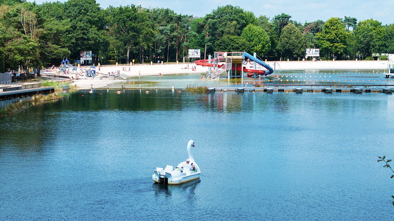 Foto van een zwanenboot op het zilvermeer
