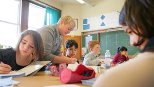 juffrouw in de klas met leerlingen