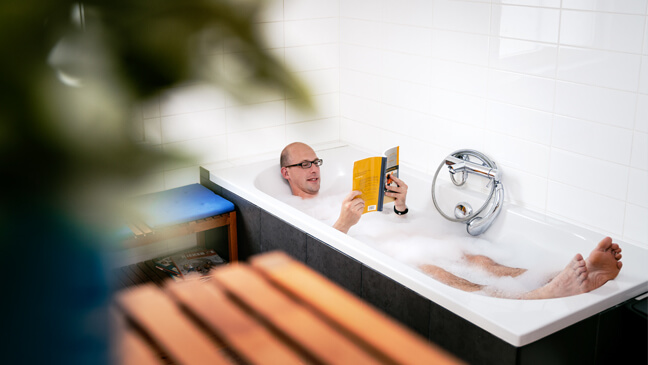 Leraar van het Jaar 2017 Christophe Laes leest in bad