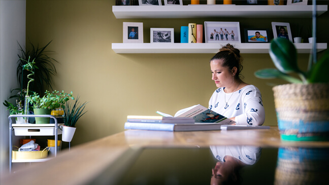 Beste Leraar Nederlands 2017 Tamara Stojakovic leest boek aan tafel