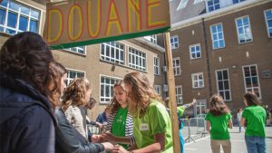 wereldburgerschapseducatie: leerlingen maken douane op de speelplaats