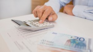 Man telt kosten na op rekenmachine