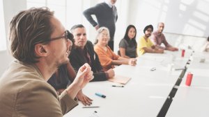 Man neemt het woord tijdens vergadering