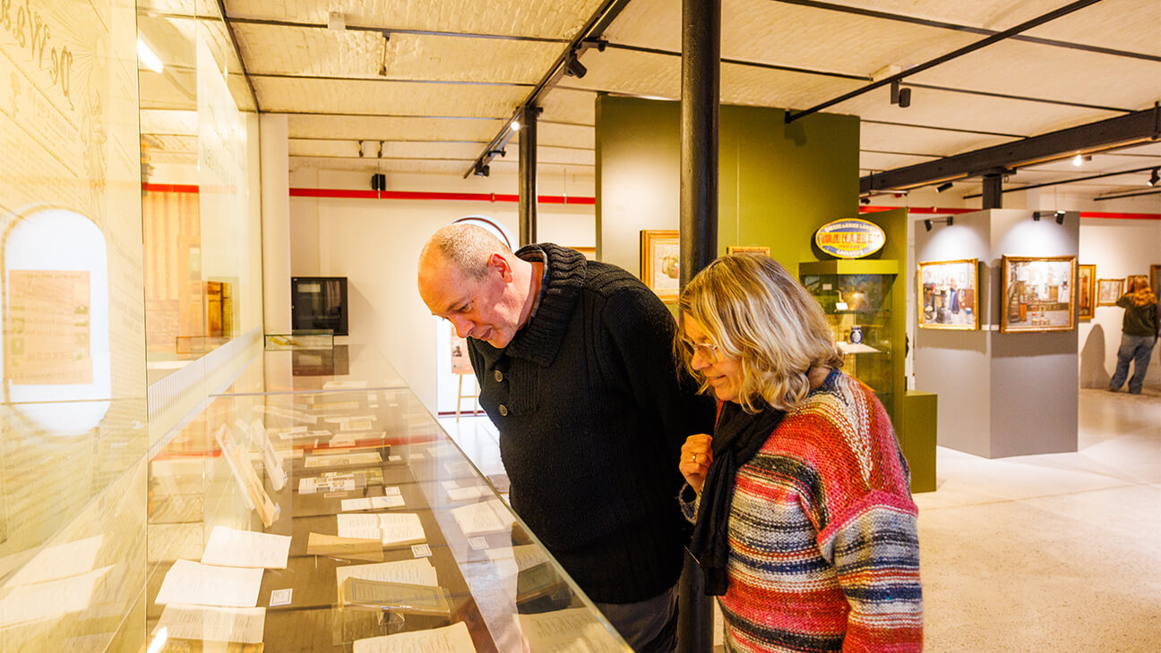 Bezoekers in Museum den Ast