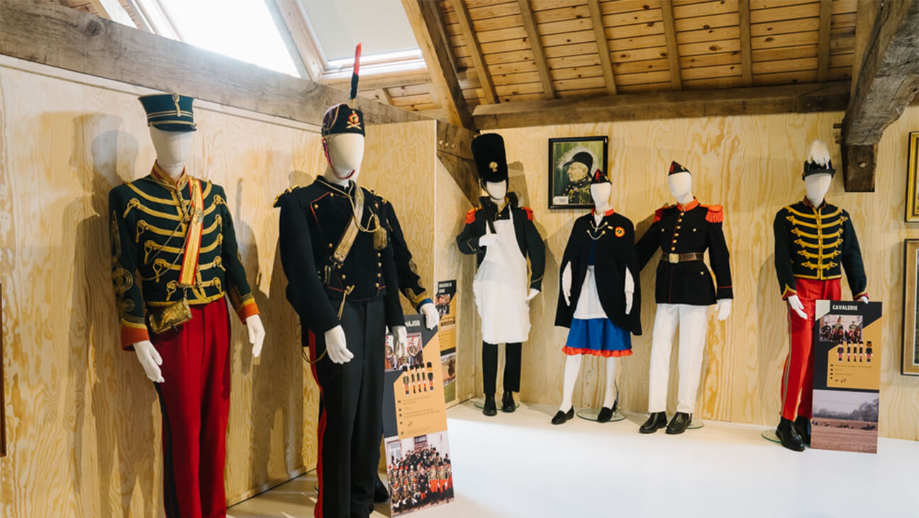 Zaal met oude kostuums in Museum den Ast