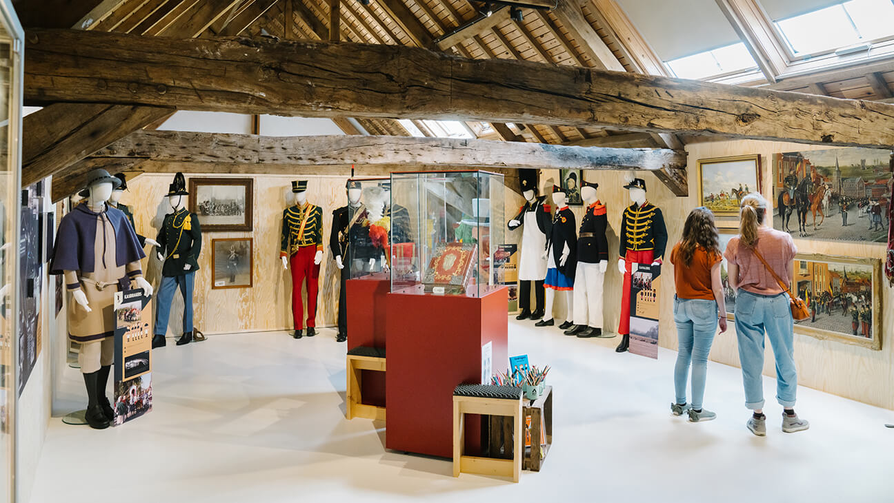 Zaal met oude kostuums in Museum den Ast