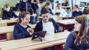leerlingen in de klas met tablet