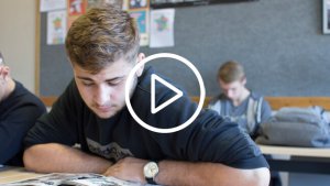 jongeren aan het lezen