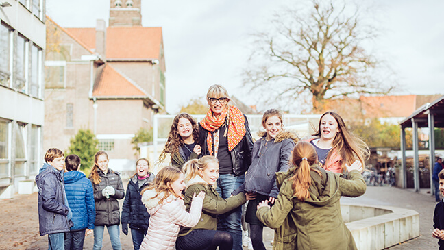 directeur Els Decocker met leerlingen