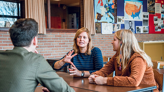 leraar Maxim De Rouck, Juf Karolien en leerling Nanina in gesprek