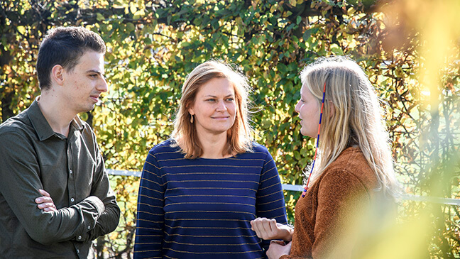 leraar Maxim De Rouck, Juf Karolien en leerling Nanina in gesprek