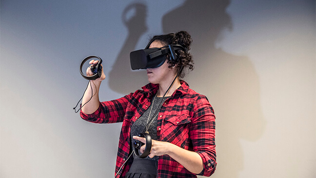 Meisje speelt games met VR-bril