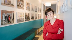 Katrien Demaeght in de gang van de school met het fotoproject aan de muren