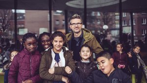 polarisering: Didier Veeckman met leerlingen op de speelplaats
