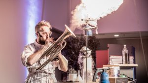 Man spuwt vuur met trompet in Technopolis