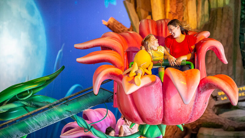 Meisje en moeder op attractie in Plopsaland