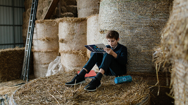 jongen op boerderij