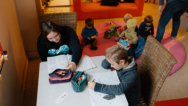 leerlingen maken huiswerk in crèche