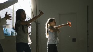 talenten: 2 meisjes aan het dansen