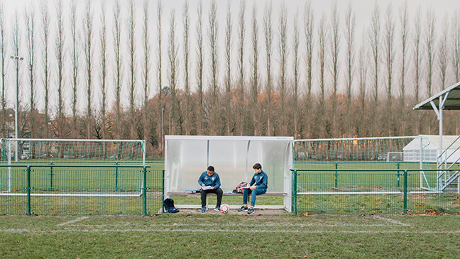 2 jongens op voetbalveld