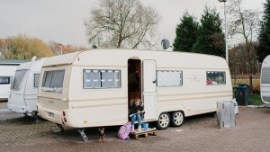meisje in woonwagen