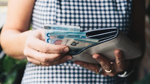 vrouw neemt geld uit haar portefeuille