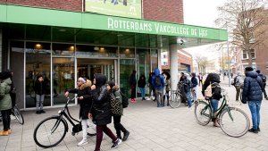 straatcultuur: leerlingen op straat voor het school