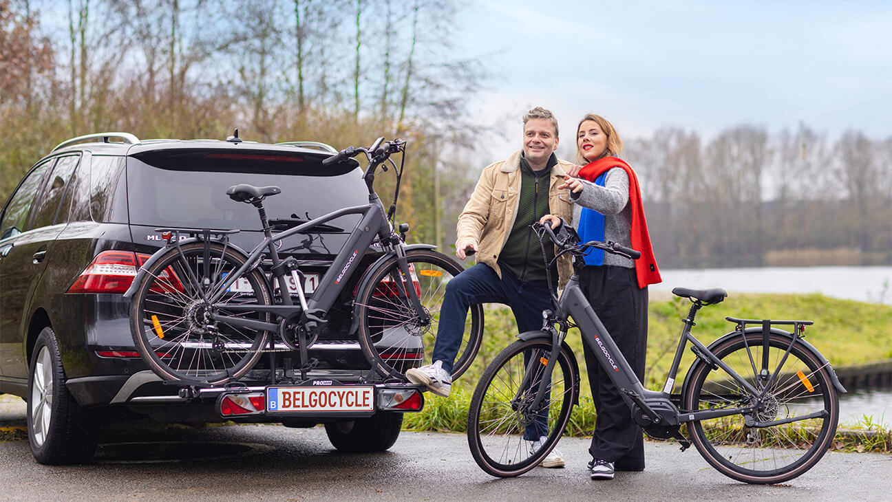 Koppel bij een auto met fietsen op een draagrek
