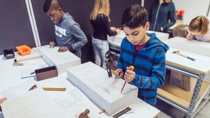 leerlingen beeldhouwen in cellenbeton in de STEM-tempel