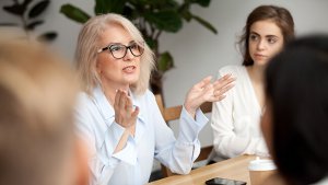 directeur in een vergadering met leraren