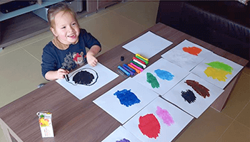 kind speelt met speelgoed