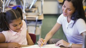nieuw decreet leerlingenbegeleiding: leraar helpt leerling in de klas