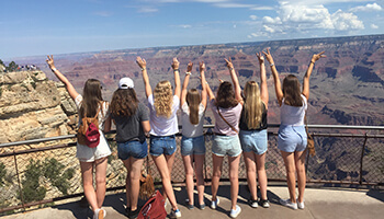 groep meisjes poseert voor een mooi uitzicht