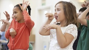 Kinderen spelen theater in de klas