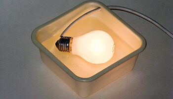 lichtgevende lamp in plastic bakje