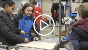 leerlingen aan het werk aan hun 'droommachine'