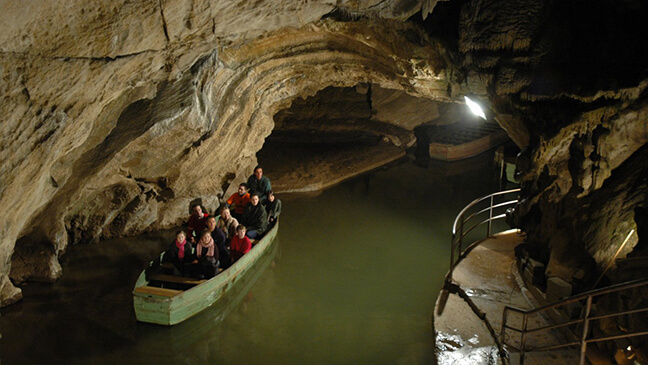 bootje in de grotten van remouchamps
