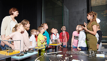 kindjes in het Yper museum luisteren naar gids